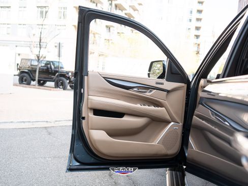 Used 2019 Cadillac Escalade ESV Platinum AWD/4WD image 45