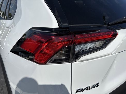 Used 2022 Toyota RAV4 LE AWD/4WD image 12