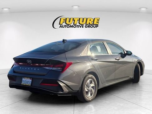 Used 2025 Hyundai Elantra SE FWD image 5