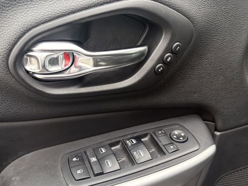 Used 2018 Jeep Cherokee Trailhawk w/ Quick Order Package 27L image 17