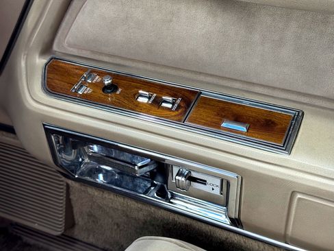 Used 1989 Lincoln Town Car Signature image 45