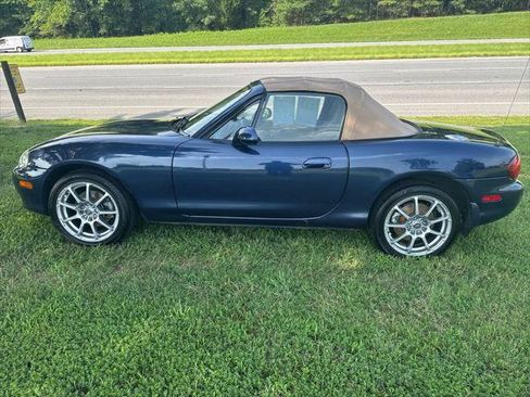 Used 2002 MAZDA MX-5 Miata RWD image 1