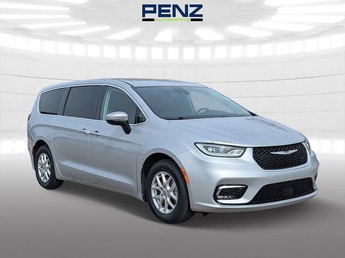 Used 2023 Chrysler Pacifica Touring-L FWD image 1