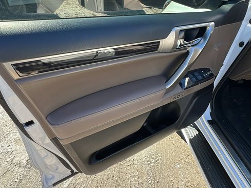 Used 2020 Lexus GX 460 Premium w/ Premium Package image 14