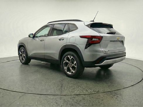 Used 2025 Chevrolet Trax LT FWD image 6