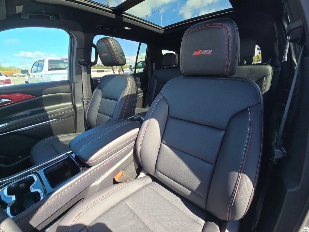 Used 2025 Chevrolet Traverse Z71 w/ LPO, Floor Liner Package AWD/4WD image 17