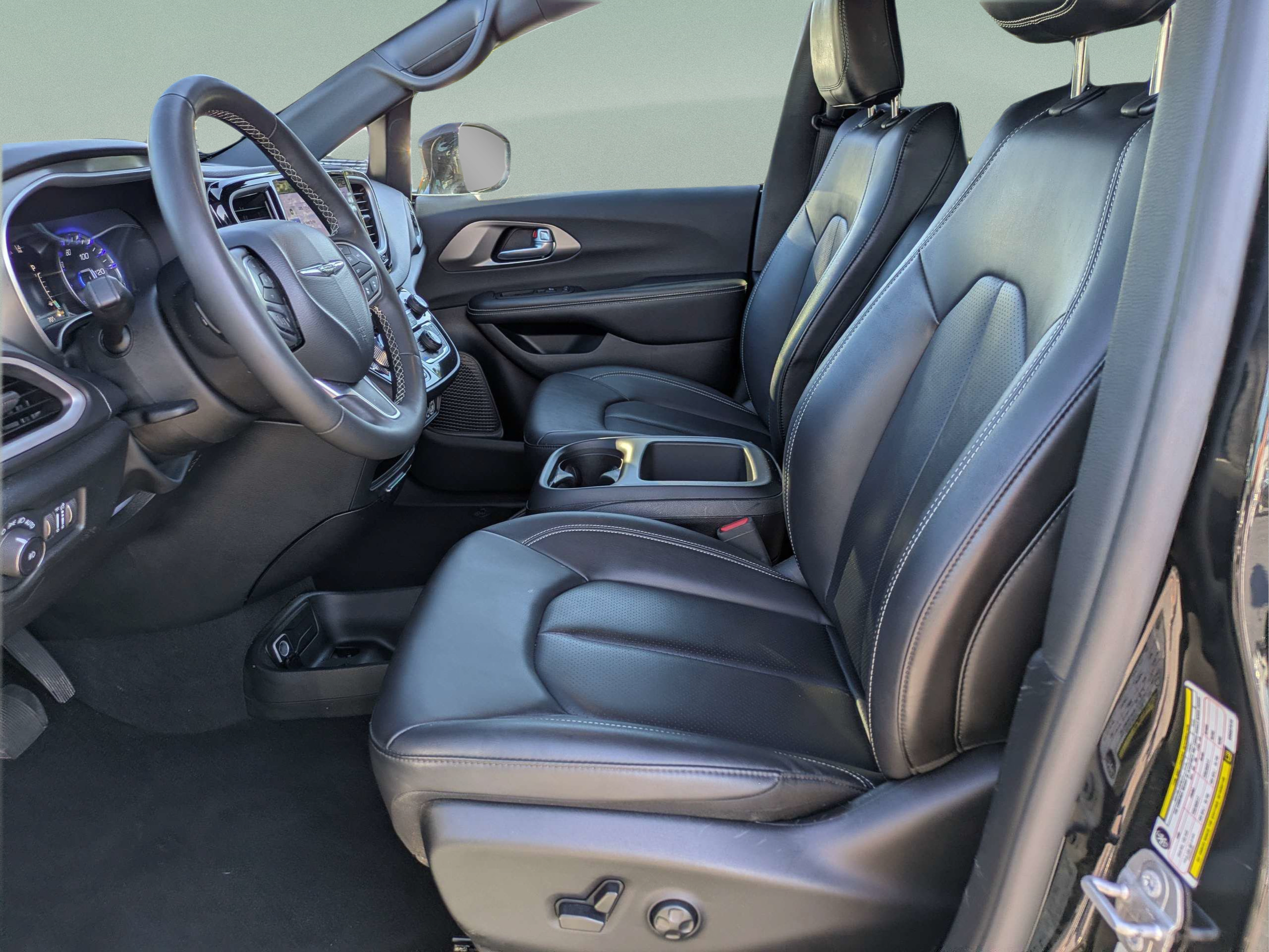 Used 2025 Chrysler Pacifica Select FWD image 15