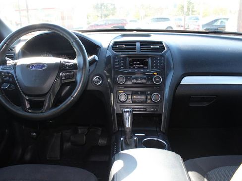 Used 2017 Ford Explorer XLT image 10