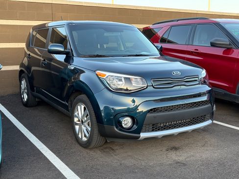 Used 2018 Kia Soul + image 2
