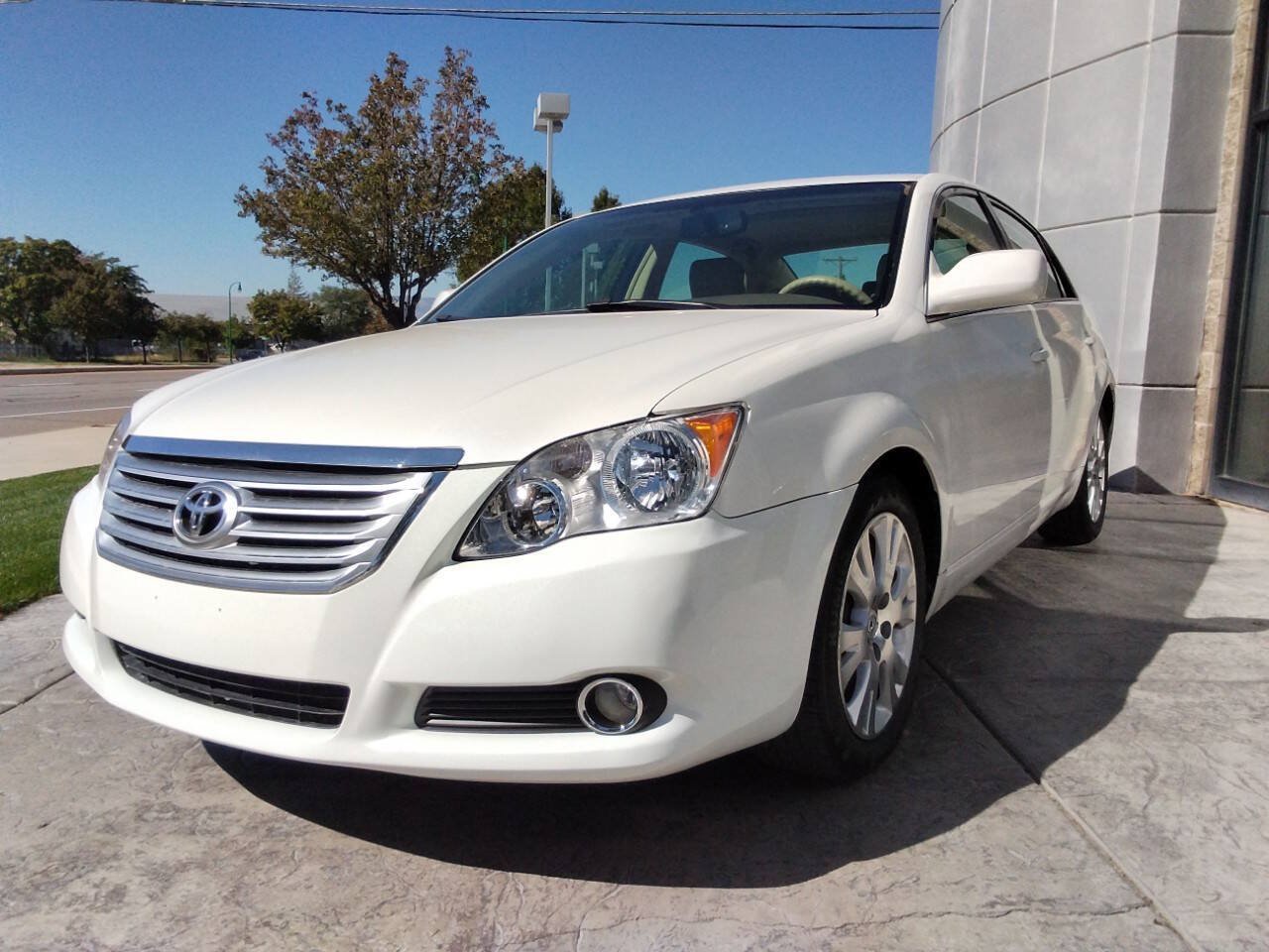 Used 2009 Toyota Avalon XLS FWD image 3