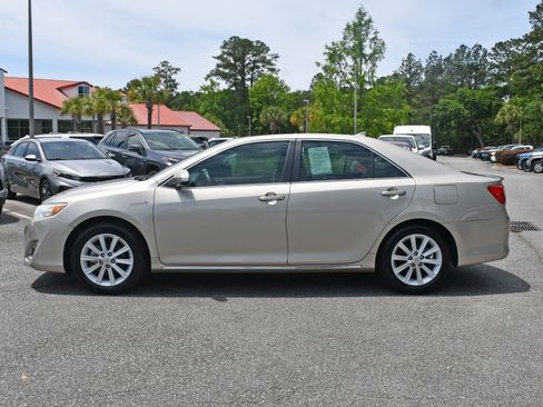 Used 2014 Toyota Camry XLE w/ Leather Package FWD image 2