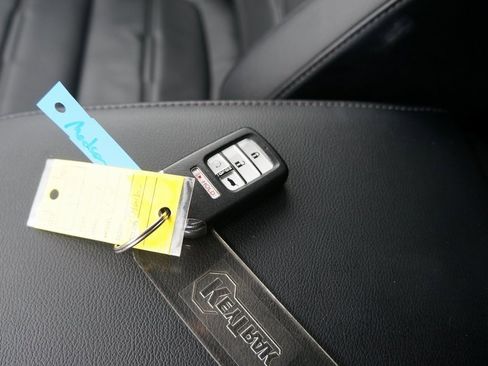 Used 2022 Honda CR-V Touring image 2