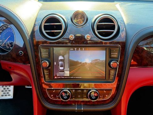 Used 2019 Bentley Bentayga image 22