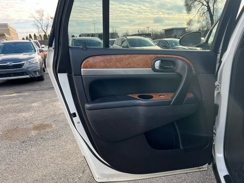 Used 2011 Buick Enclave CXL image 19