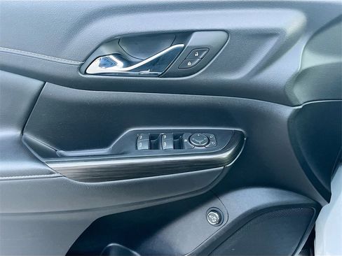 Used 2023 GMC Acadia SLT image 18