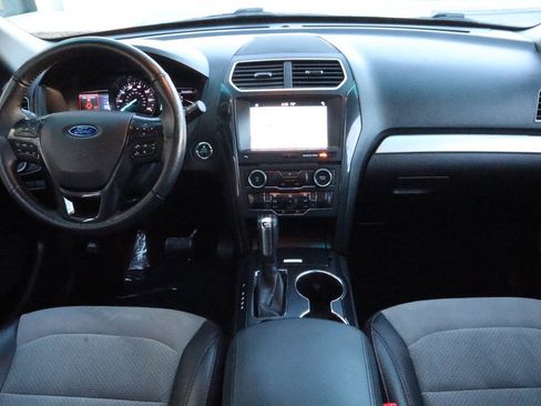 Used 2017 Ford Explorer XLT image 11