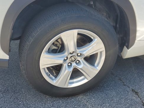Used 2021 Toyota Highlander L FWD image 6