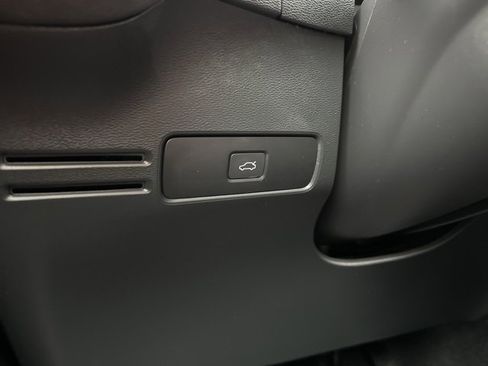 Certified 2025 Volvo XC40 B5 Core image 31