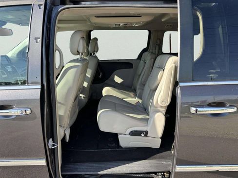 Used 2016 Chrysler Town & Country Touring-L FWD image 15