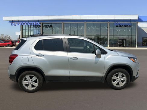 Used 2019 Chevrolet Trax LT w/ LT Convenience Package AWD/4WD image 5