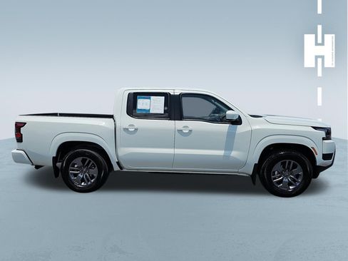 Used 2025 Nissan Frontier SV RWD image 3