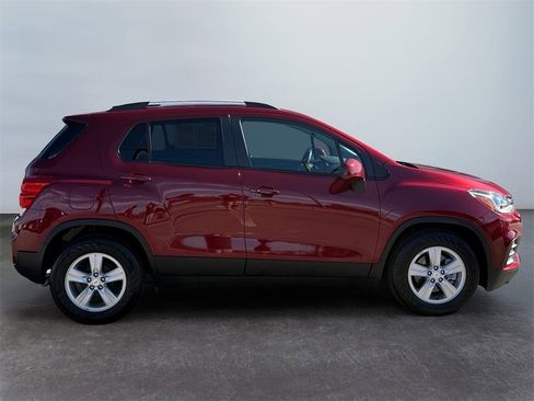 Used 2022 Chevrolet Trax LT w/ LT Convenience Package image 2