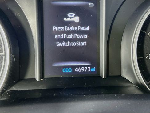 Used 2022 Toyota Venza LE AWD/4WD image 12