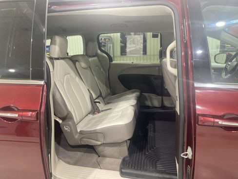 Used 2017 Chrysler Pacifica Touring-L Plus FWD image 17