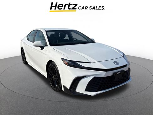 Used 2025 Toyota Camry SE image 1