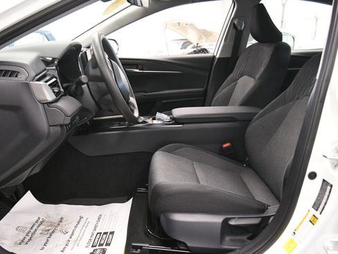 Used 2025 Toyota Camry LE image 9