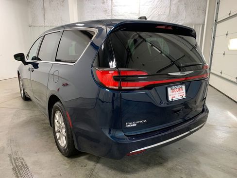 Used 2025 Chrysler Pacifica Select FWD image 25