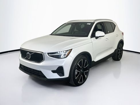 Used 2023 Volvo XC40 B4 Core w/ Convenience Package image 1