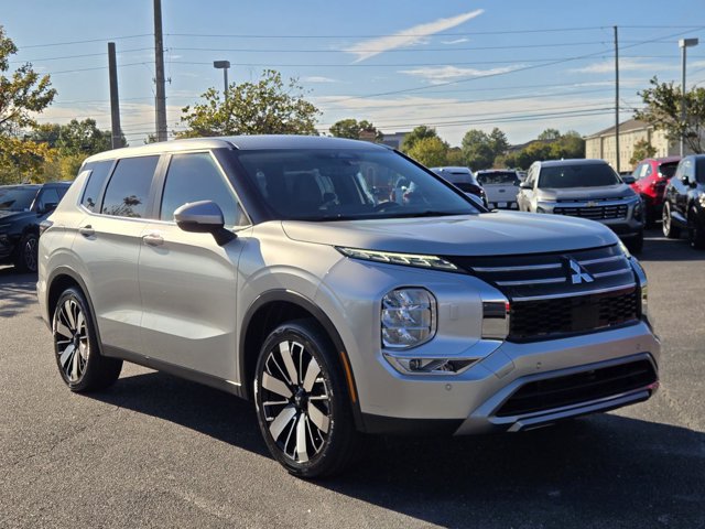 Used 2025 Mitsubishi Outlander SE AWD/4WD image 3