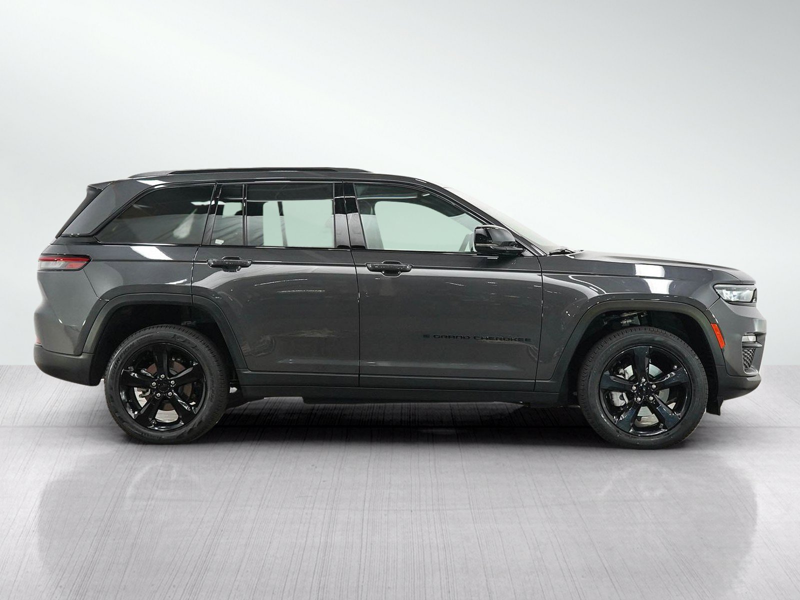 Used 2024 Jeep Grand Cherokee Limited w/ Black Appearance Package AWD/4WD image 6