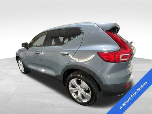 Used 2022 Volvo XC40 T5 Momentum image 7