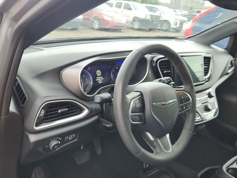 Used 2025 Chrysler Pacifica Select FWD image 12