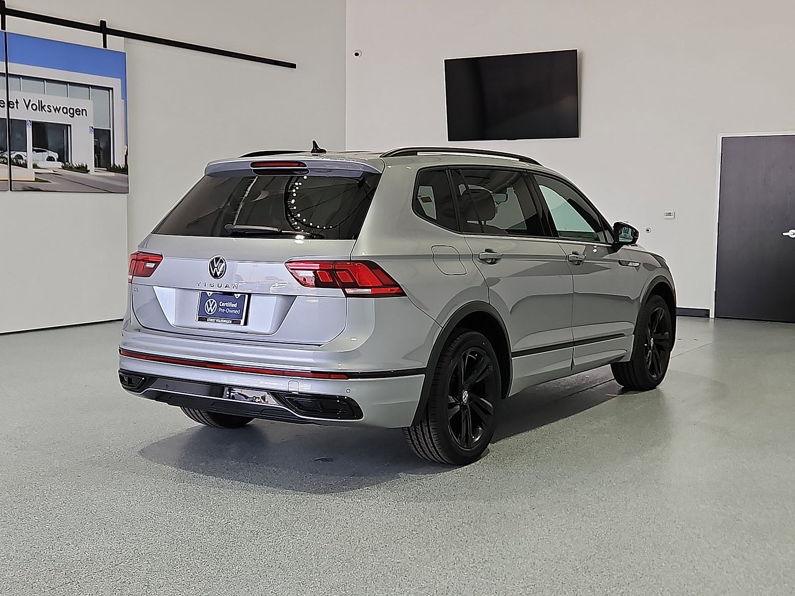 Used 2023 Volkswagen Tiguan SE R-Line FWD image 8