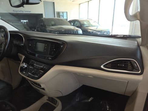 Used 2017 Chrysler Pacifica Touring-L FWD image 30