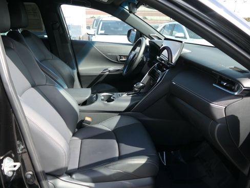 Used 2024 Toyota Venza XLE image 32