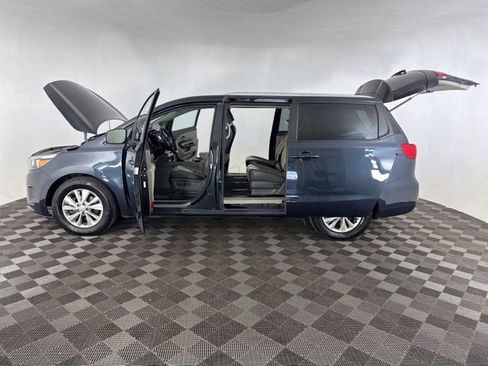 Used 2017 Kia Sedona LX w/ LX Essentials Premium Package FWD image 11