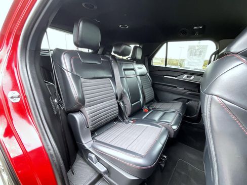 Used 2025 Ford Explorer ST-Line w/ ST-Line Street Pack AWD/4WD image 19