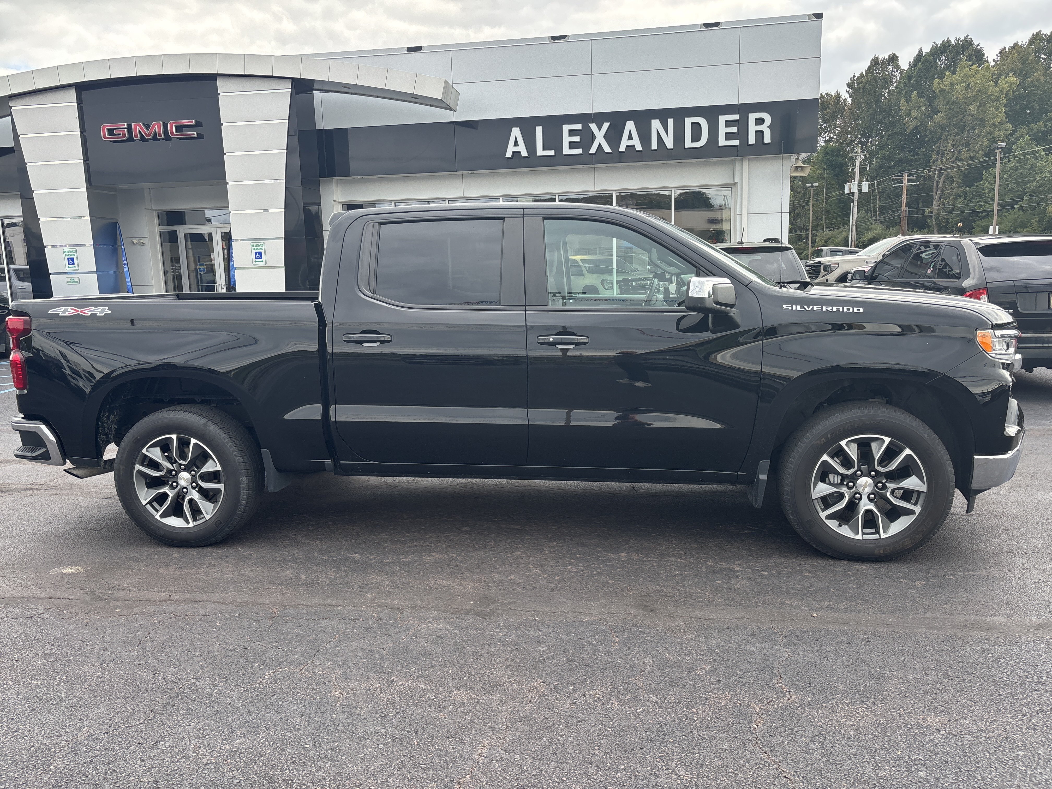 Used 2024 Chevrolet Silverado 1500 LT AWD/4WD image 2