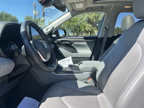 Certified 2022 Toyota Highlander Platinum image 14