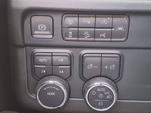 Used 2025 Chevrolet Suburban Z71 AWD/4WD image 15