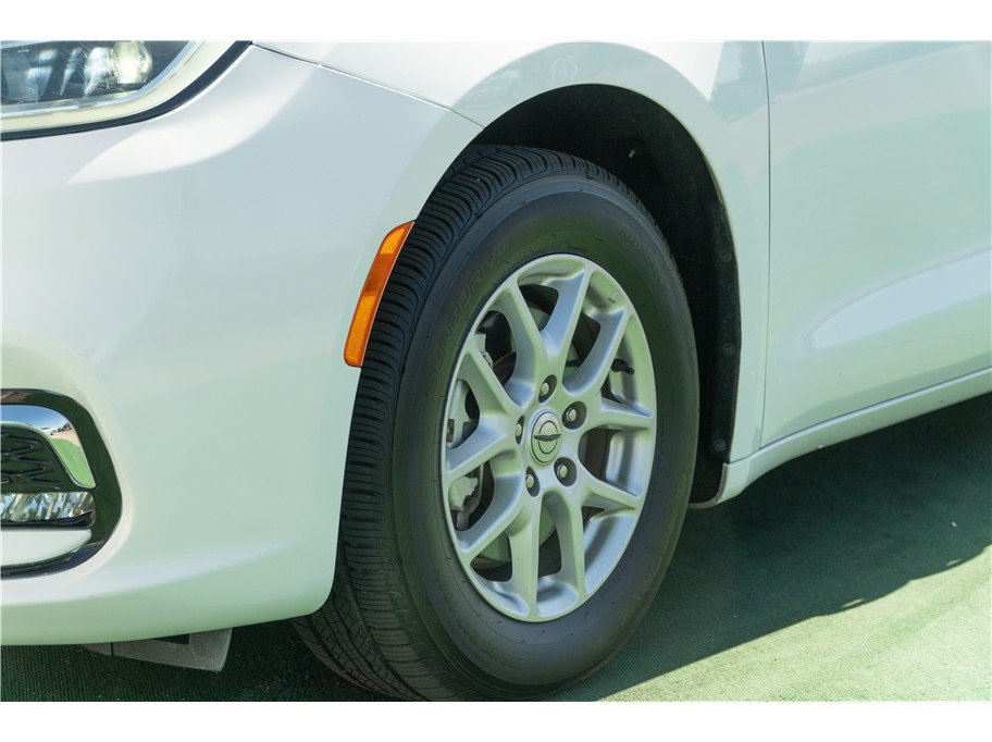 Used 2023 Chrysler Pacifica Touring-L FWD image 29