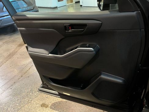 Used 2025 Toyota Highlander LE FWD image 18