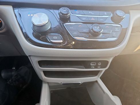 Used 2017 Chrysler Pacifica Touring-L image 26