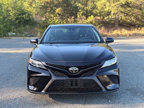 Used 2018 Toyota Camry SE FWD image 2