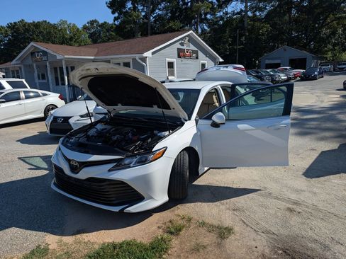 Used 2018 Toyota Camry LE FWD image 12