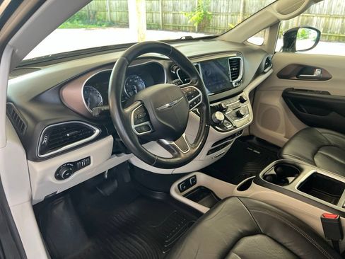 Used 2017 Chrysler Pacifica Touring-L Plus w/ Advanced Safetytec Group FWD image 6